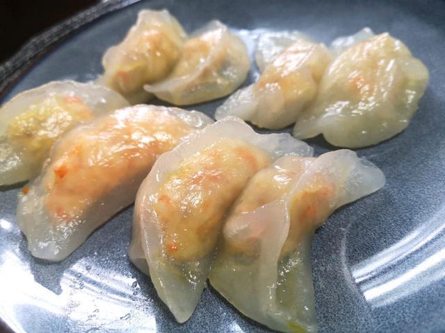  p>水晶虾仁饺,是一道美食,主料为饺子皮适量,鲜虾仁300克,熟虾仁100