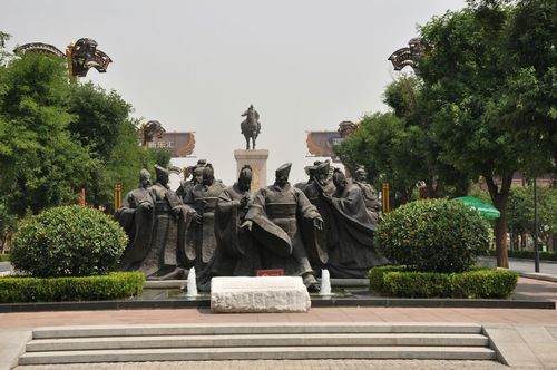 不夜城中段的贞观纪念碑是其地标性雕塑,由唐太宗李世民骑马像及周围