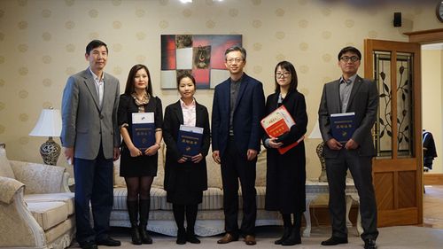 王鲁彤大使出席优秀自费留学生奖学金颁奖