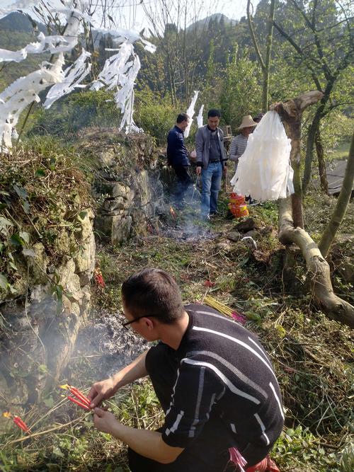 清明节一家人拜祖挂清