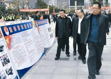 县委书记周涛(右一),县长李治平(中)视察指导法治宣传活动
