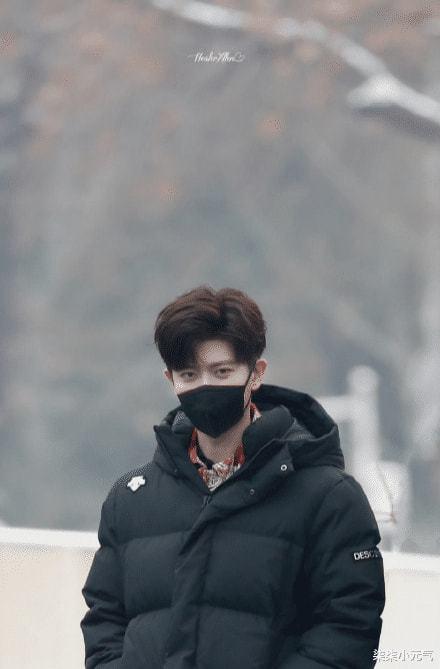 任嘉伦现身春晚联排现场网友表示自觉地扫码看起来乖乖可可爱爱心动了