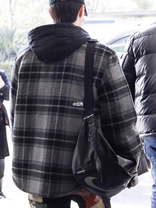 王一博同款小黑包