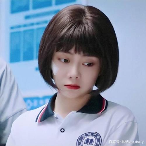 近期热播的《以家人之名》中,她同样也演了李尖尖的高中时期,真是毫无