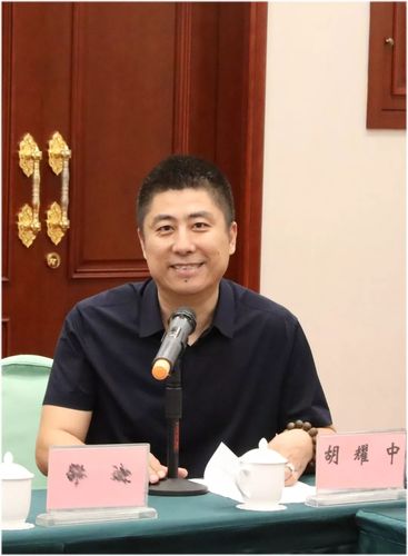今朝美术馆馆长胡耀中致辞