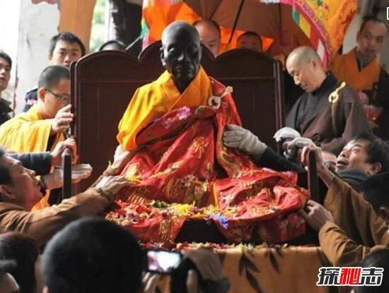 其实禅宗六祖慧能大师肉身千年不腐之谜是假的,曾经有人在真身背后挖