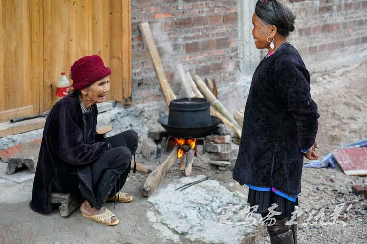 在贵州占里的袅袅炊烟中走进侗寨人家,尝尝那原生态的