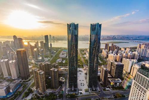 南昌第一高楼称号将要易位?红谷滩新区再添一座摩登大厦
