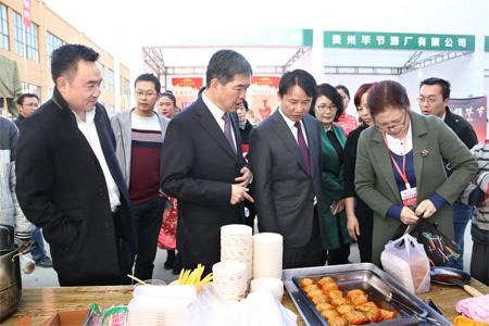 丁雄军(前排左三),吴学军(前排左二),付业春(前排左四)等到农特产品