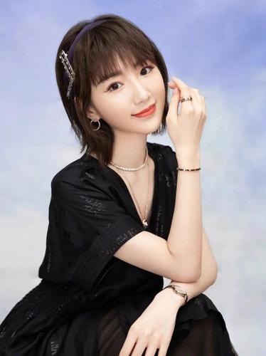 人气小花旦毛晓彤写真合集:俏丽甜美,时尚优雅!