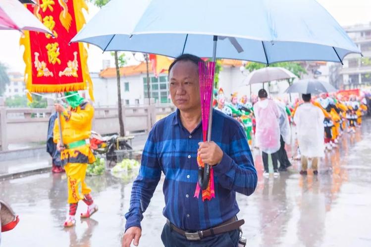 此次祭祖活动,还要请了普宁泥沟英歌队前来表演,虽然天公不作美,春雨