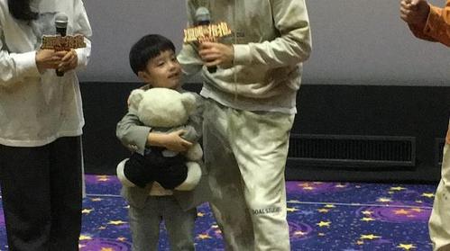 "喜剧人"常远携"浪姐"王智来郑,现场给影迷包饺子