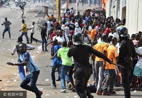 非洲一球场爆发骚乱 球迷抱头鼠窜逃亡
