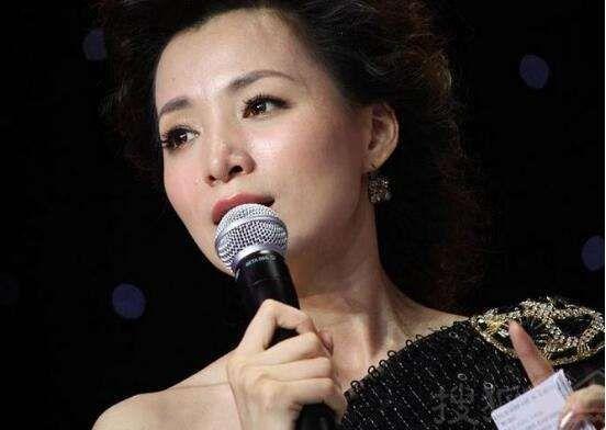 "央视一姐"董卿,因春晚"口误"遭谩骂,掩面痛哭三天