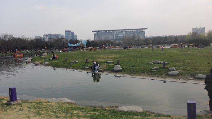 易园的亮点在于太极湖.小情侣坐在湖边谈情说爱呢.