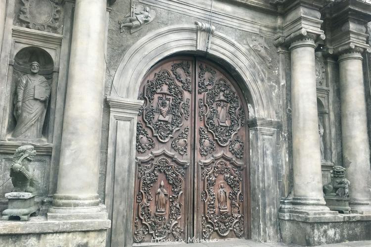 教堂门口竟然是一个停车场,人和车在教堂前面各种穿梭,显得特别乱.