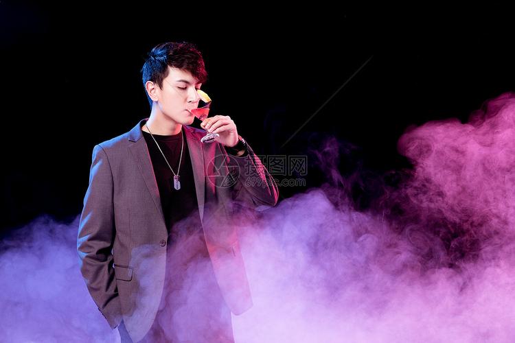 夜场青年男性喝酒