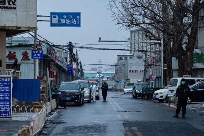 1月21日,丰台区玉泉营街道,配送员正在卸货.