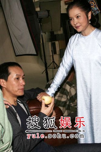 徐帆新戏得"戒烟" 冯远征夫妻恩爱相随(图)