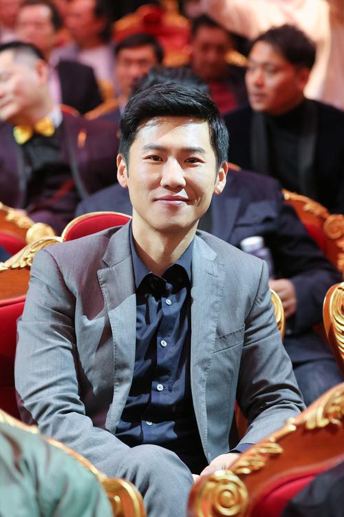 王骁出席献礼电影《六年,六天》发布会 积极传递职场正能量