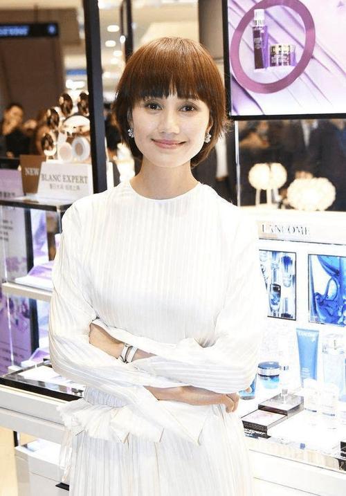 袁泉的气质模仿不来夸张泡面头能驾驭住戴大金链也不俗气