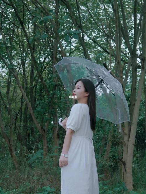 9715撑伞也是雨中人_摄影_小树林拍照_生活记录
