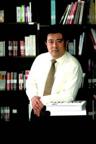 柳斌杰(前右一)一行在任志鸿的陪同下参观山东世纪天鸿文教科技股份