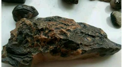 我在内蒙古考察几个火山口时捡到的火山岩和玛瑙