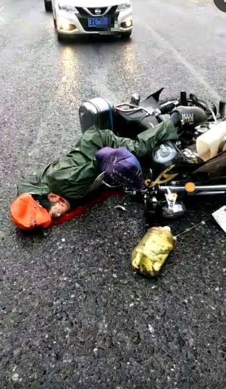 惨!萍乡发生一起车祸,男子头部被货车压扁