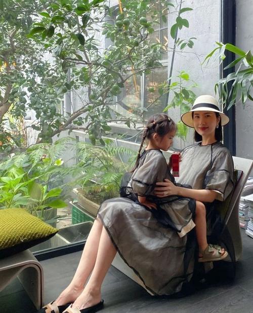 董花花携女穿亲子装,两人嘟嘴亲吻太幸福,张大奕至今未婚显凄凉