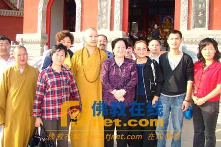 甘肃省前省委书记李子奇先生的夫人在报恩寺