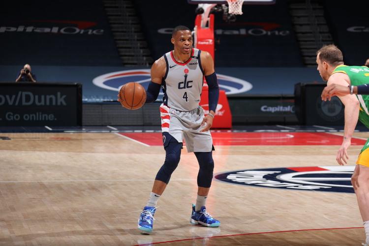 据查拉尼亚报道,湖人队和奇才队已经达成交易,拉塞尔·威斯布鲁克将