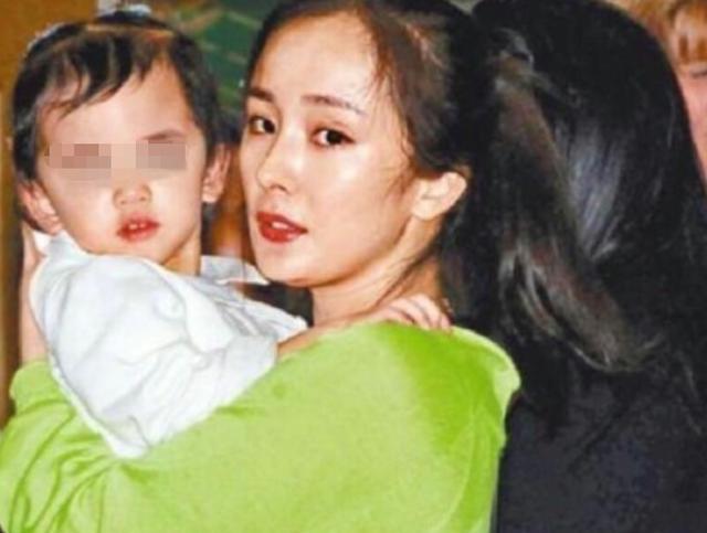 以为戚薇母女够像了直到看见杨幂小糯米才知啥叫复制粘贴