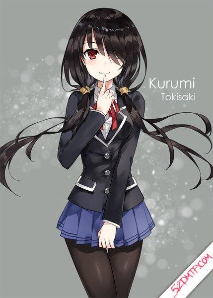 灰色背景,字符名,手指到嘴,飘浮的头发,低双马尾巴,镜头闪光动漫图片