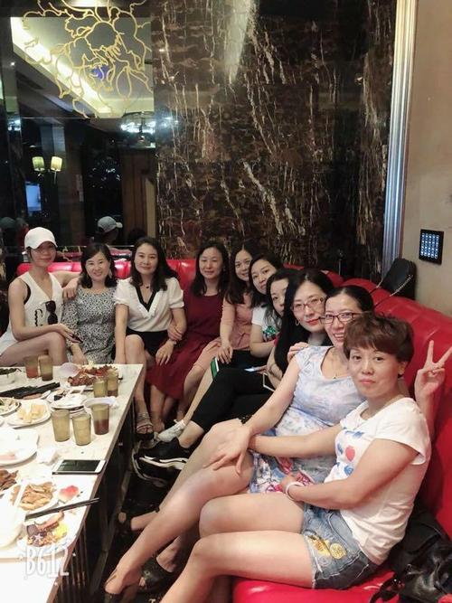 中午的聚餐,美女们玩得可嗨了*^_^*最后来个美女大合照