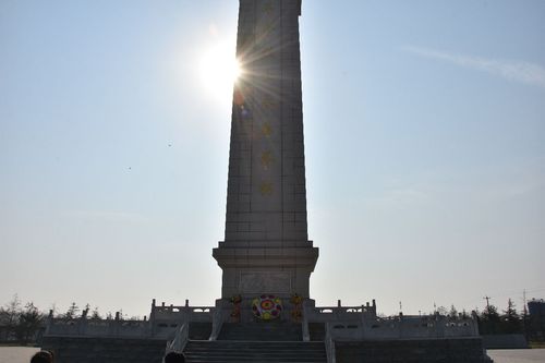 革命烈士永垂不朽——清丰县明月湖小学清明节祭扫烈士陵园活动