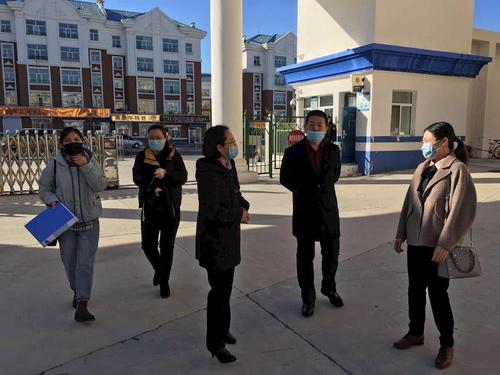 扎赉诺尔区副区长常青教育局局长李福佳对民族小学进行开学前疫情防控