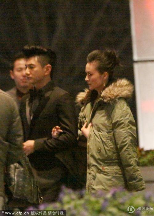 戴娇倩紧搂吴奇隆,吴奇隆则十指紧扣戴娇倩的玉手,看上去关系极为亲密