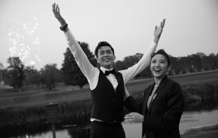 又撒狗粮!唐艺昕和张若昀"伦敦度蜜月"相互依偎压马路,甜蜜!