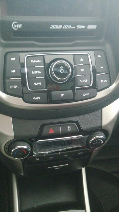 汽车室内控制键都是什么意思 有啥用啊 谢谢了 一个是长安逸动的 一个