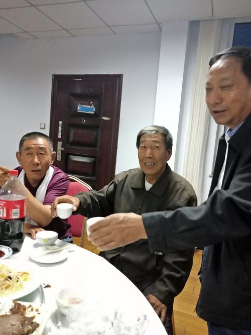 李树海同学很忙,没参加游览活动,直接参加聚餐,这不刚来坐下就干杯!