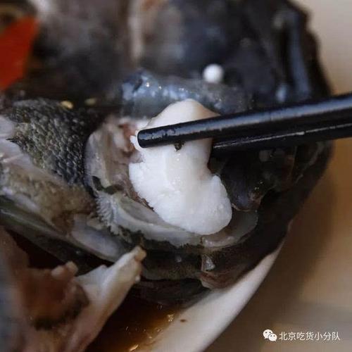 懂吃的一定要先抢腮帮子上这块"月牙肉",这个部位的肌肉活动大,脂肪