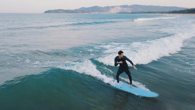 李现冲浪照片,紧身衣展现身材,谁能想到他曾是近两百斤的大胖子