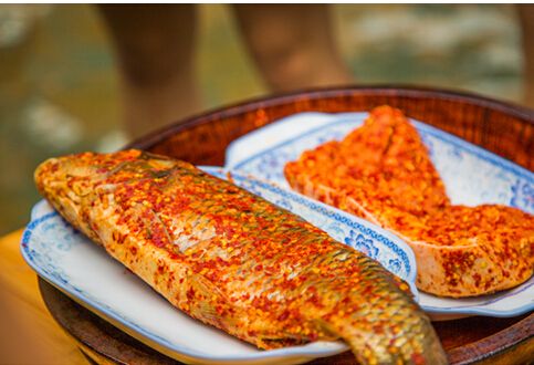 其中酸鱼和酸肉是腌制食物的代表,来