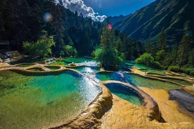 为什么会在四川黄龙景区中形成五彩池的壮观景象