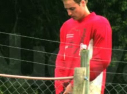 威廉王子街边小便被偷拍 点击查看其它图片