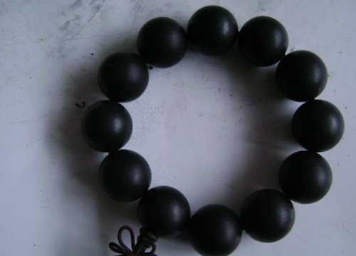 假黑檀木手串图片长什么样 我们怎么鉴别真黑檀木