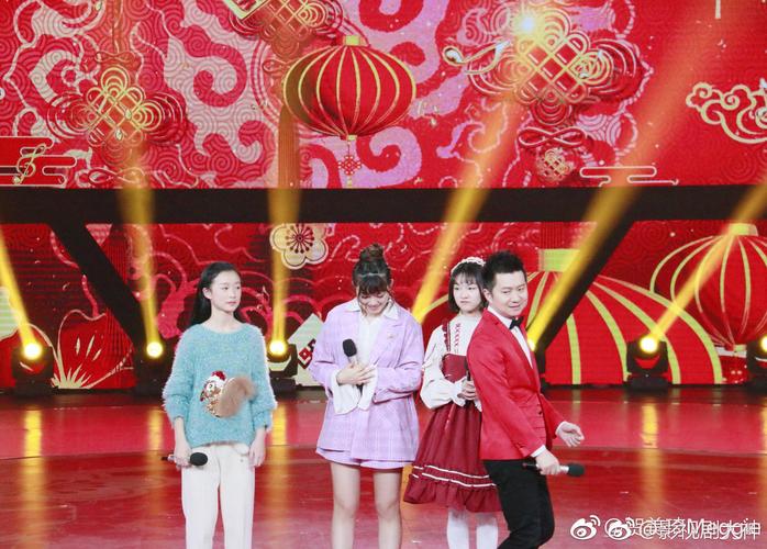 贺美琦在微博分享了一组自己参加2019童声唱春晚录制的照片