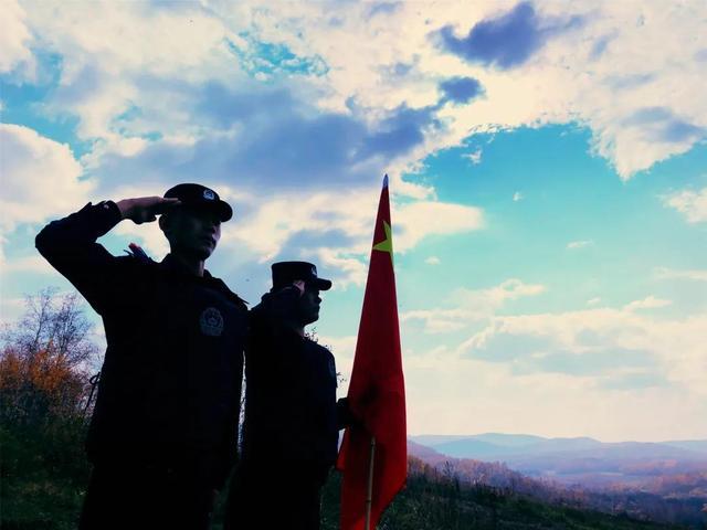 冉冉升起 一名名北疆移民管理警察 庄严肃立向国旗敬礼
