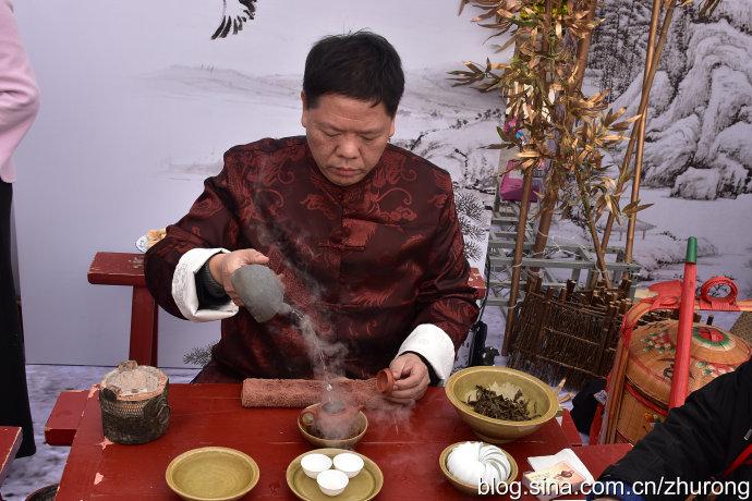 国家级非物质文化遗产潮州工夫茶艺省级代表性传承人叶汉钟先生在演示